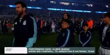 L'ultimo giro di campo di Messi con la maglia dell'Argentina