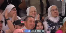 NBA, Wembanyama schiaccia e le suore degli Spurs applaudono