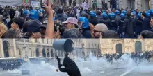 Milano, scontri al corteo e cariche della polizia: feriti e fermati