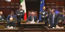 L'applauso in aula per dimissioni ministra Santanch&egrave;