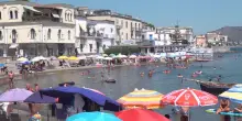 Ferragosto, tanti scelgono spiagge libere: il caso Bacoli