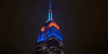 L'Empire State Building si illumina coi colori dei Knicks