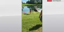 Usa, lanciano pallina al cane... ma la ruba un pesce