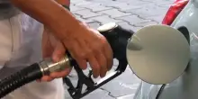 Carburanti, prezzi in lieve calo