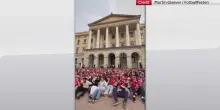 Oslo, tifosi fanno la Viking Row davanti al palazzo reale
