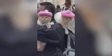 Roma, tre gatti con baschi rosa alla Fontana di Trevi