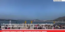 A Pozzuoli manca l'acqua, cittadini bloccano il porto