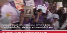 Lima, migliaia di donne in marcia contro la violenza