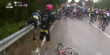 Giro d'Italia, 2^ tappa e maglia a Silva: altra maxi caduta