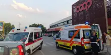 Tenta di accoltellare i vigili, agente spara e lo ferisce. FOTO