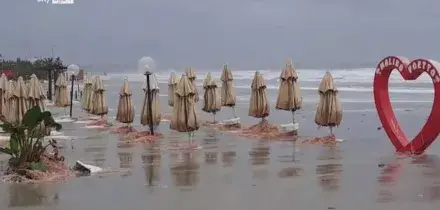 Maltempo Sardegna, mareggiata e strade allagate al Poetto