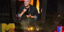 Max Pezzali in concerto a Roma, una macchina del tempo a cielo aperto