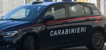 Salerno, ragazza accoltellata alle spalle da uno sconosciuto