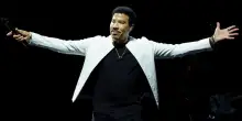 Lionel Richie ricoverato per problemi cardiaci, sospeso il tour