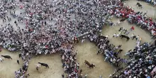 Palio di Siena rinviato per maltempo, pioggia su Piazza del Campo