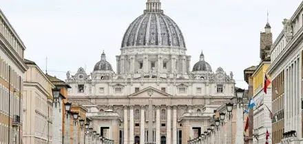 Fine vita, Vaticano: 'Meno fondi alle armi e pi&ugrave; cure palliative'
