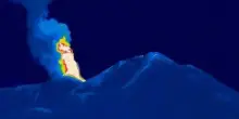 Etna, fontana di lava e nube vulcanica dalla Voragine: voli dirottati