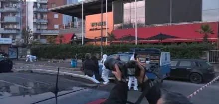 Milano, ruba pistola a vigilante e poi spara a polizia