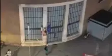 Firenze, calpesta e sputa sul Tricolore: migrante sar&agrave; espulso