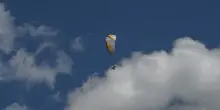Incidente in Tirolo, pap&agrave; e figlia 4 anni precipitano con parapendio