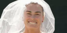 Sabalenka spiazza tutti a Indian Wells: in campo col velo da sposa!