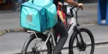 Caporalato, Deliveroo sotto controllo giudiziario: 'Sfrutta i rider'
