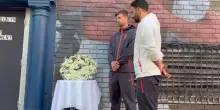 Milan, corona di fiori sotto il murale di Baresi a Perth