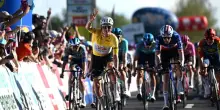 Giro di Romandia, Pogacar trionfa in volata nella 2^ tappa: sesta vittoria in otto giorni di gara nel 2026