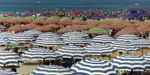 Torre del Greco, ombrelloni come 'segnaposto': intervento dei vigili