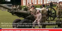 Re Carlo visita la Royal Artillery e spara colpo di cannone