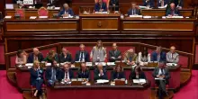 Meloni apre porte a opposizione ma in Senato &egrave; scontro