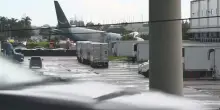 A Miami un aereo cargo esce dalla pista e travolge auto, morti e feriti