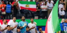 Fischi all'inno e 'doppia' bandiera: cos&igrave; &egrave; andato l'esordio dell'Iran