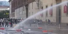 Scontri a Milano, chi sono i violenti che hanno devastato la citt&agrave;