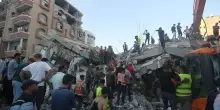 Crolla palazzo a Gaza, vittime e feriti. Molti bambini sotto macerie