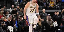 Doncic esce a met&agrave; partita: problema alla gamba sinistra, Lakers in ansia