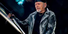 Vasco Rossi ricoverato in ospedale per un intervento: 'Mi annoier&ograve;'