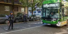 Incidente a Milano, uomo investito dal filobus: è gravissimo