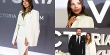 Victoria Beckham in bianco sul red carpet della docuserie Netflix