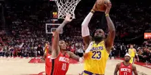 I Lakers passano a Houston, vittorie Spurs e Hawks