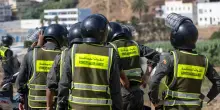 Ceuta, scontri tra forze marocchine e migranti al confine. FOTO