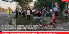 Chicago, morto uomo durante fermo ICE: scoppia la protesta