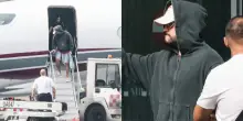 Bad Bunny a Milano, l'arrivo a Milano con la fidanzata Gabriela