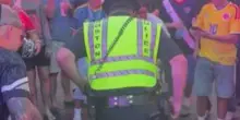 Boston, poliziotto show tra i tifosi di Haiti e Scozia