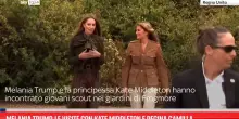 Melania Trump in visita a scout e mostre con Kate e Camilla