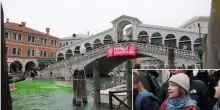 Venezia, anche Greta con attivisti che tingono di verde Canal Grande