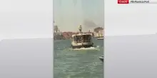 Bravata a Venezia, uomo sale sul tetto di un vaporetto
