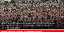 Pellegrini pregano nella Moschea della Mecca prima dell'Hajj