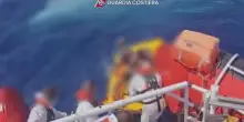 Naufragio migranti al largo di Lampedusa, il video dei soccorsi