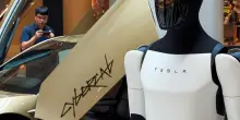 Protesta dei lavoratori Tesla contro l'addestramento dei robot Optimus